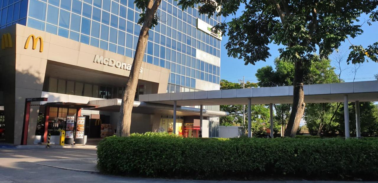 Mactan Newtown With Sun Set And Garden View Aparthotel Cebu Exterior photo